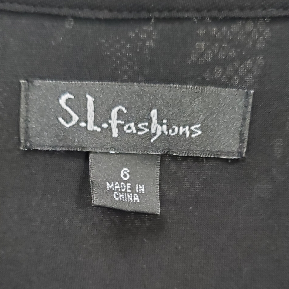 BLACK SLEEVELESS LACE MINI DRESS - Picture 2 of 9